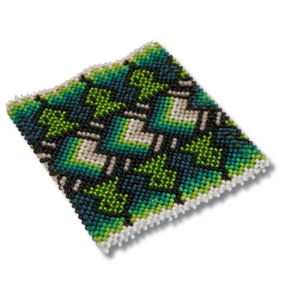 Pulseira indígena não elástica com padrão geométrico em miçangas verde, azul e branco