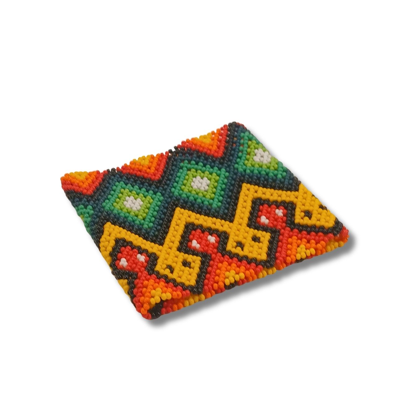 Pulseira de miçangas multicolorida com padrão geométrico e quadrados amarelos e verdes