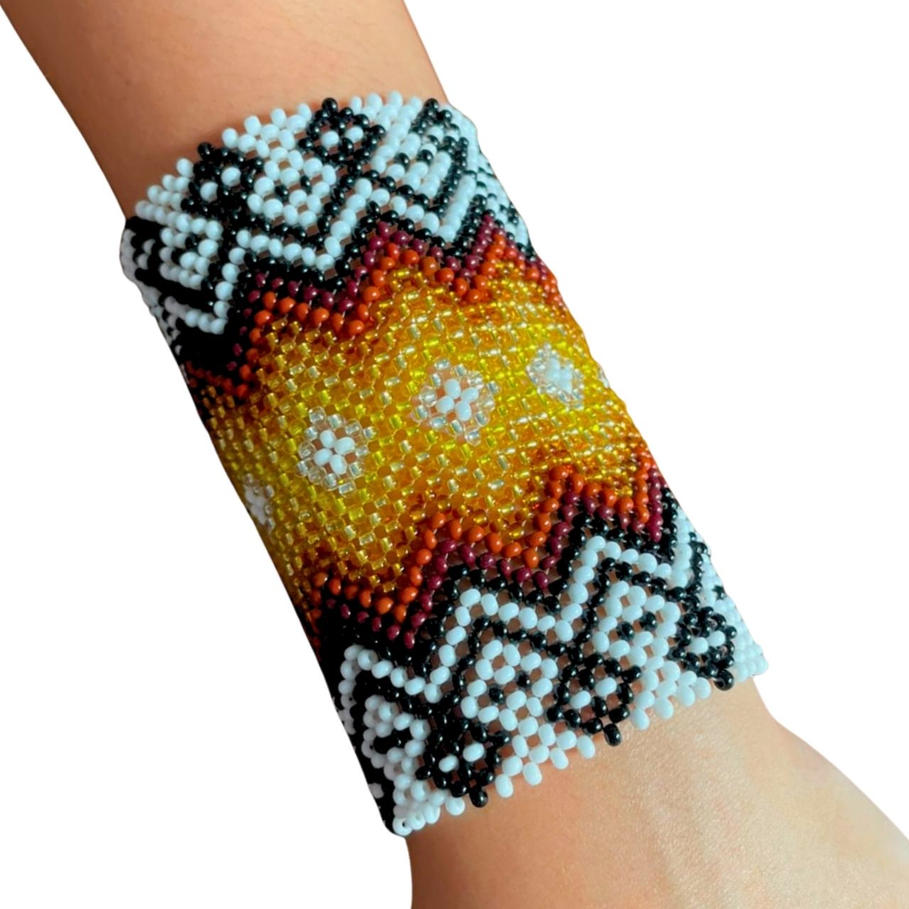 Pulseira de miçangas não elástica com padrão geométrico azul, preto, laranja e amarelo.