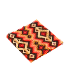 Pulseira de miçangas com padrão em losangos e cruzes em laranja, vermelho e preto